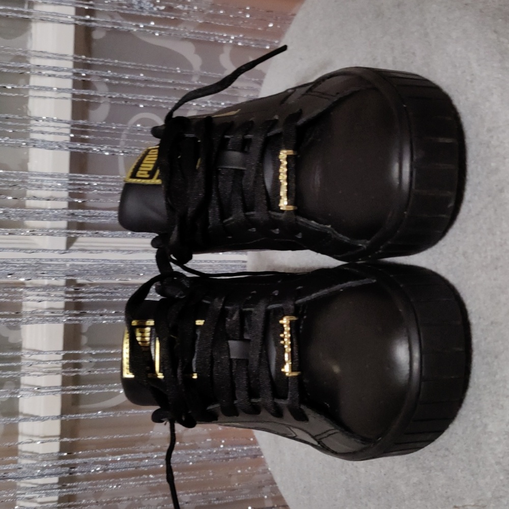 Puma size size 41/2 in boys and 7 In  Women. Black with gold accents